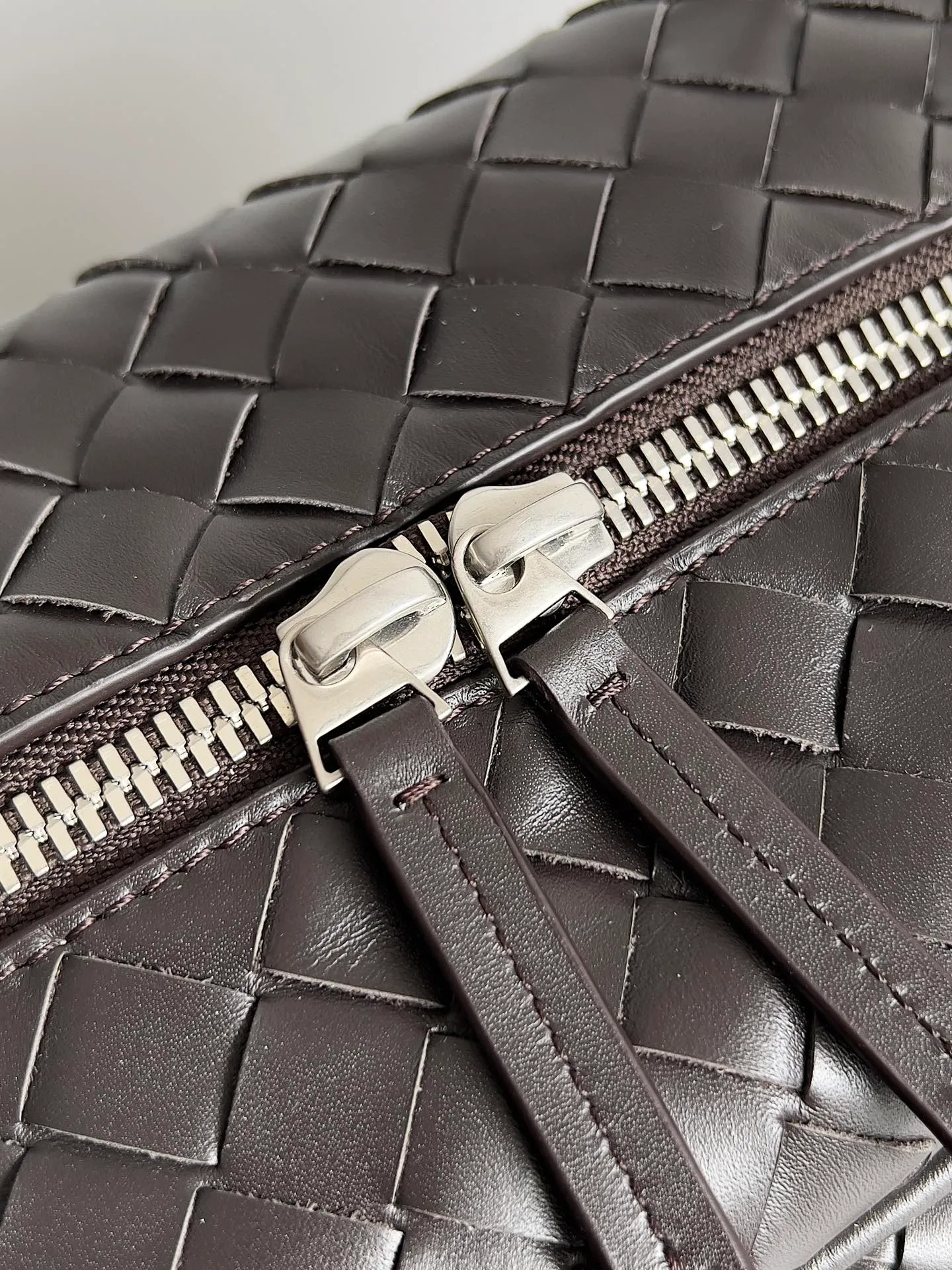 Batch 3960 Let's go on a trip✈️BOTTEGA VENETA men's travel bag is no heavier than a suitcase. The capacity and lightness of this travel bag are really suitable for short trips. The soft cow leather reduces the burden on the hands. The capacity is very nice. Style number: 765620 Size: 50*41*15cm